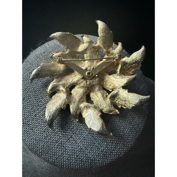 Vintage Flower Starburst Brooch Gold Tone Capsule Cocktail MCM Art To Wear - Picture 2 of 4